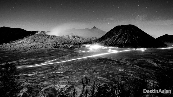 Suasana Gunung Batok dan Bromo menjelang digelarnya Yadnya Kasada, upacara tahunan yang melibatkan prosesi pemberian sesajen di kawah Bromo.