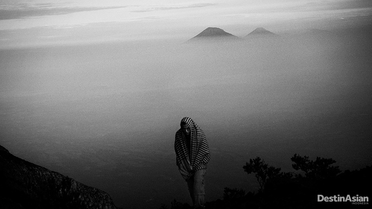 Puncak Gunung Merapi dengan latar Gunung Sindoro dan Sumbing.