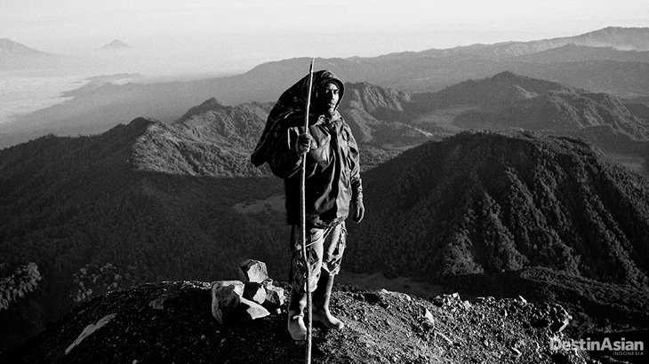 Seorang pendaki di puncak Gunung Semeru.