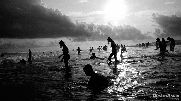 Wisatawan di Pantai Parangtritis. Fakta bahwa pantai ini berbahaya untuk direnangi tak menyusutkan niat mereka berlibur.