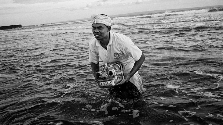 Ritual penyucian topeng barung di Pantai Batu Bolong, Bali.