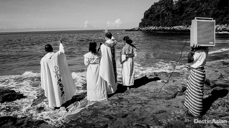 Tokoh Katolik melakukan doa di tepi pantai di Lamalera sebelum musim perburuan paus.
