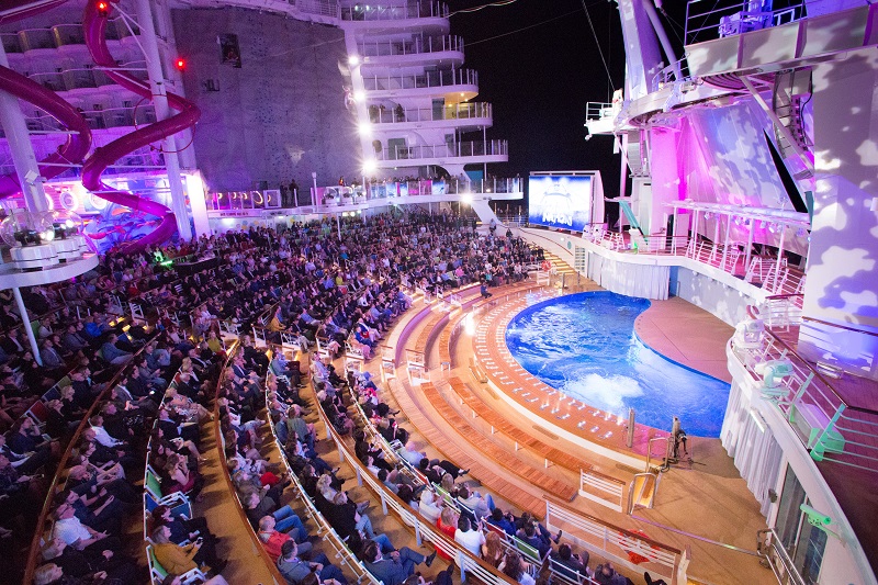 Tampak suasana dari Symphony of the Seas di dalam cruise.
