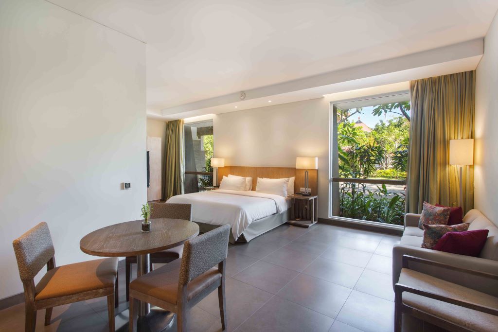 Hotel dekat Bandara Bali, yakni Hilton Garden Inn dengan pemandangan taman yang asri.
