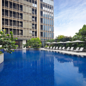 Pemandangan terbuka di kolam renang Swissôtel Living Jakarta.