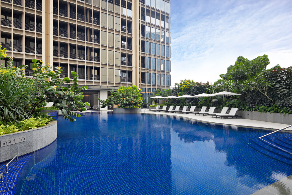 Pemandangan terbuka di kolam renang Swissôtel Living Jakarta.
