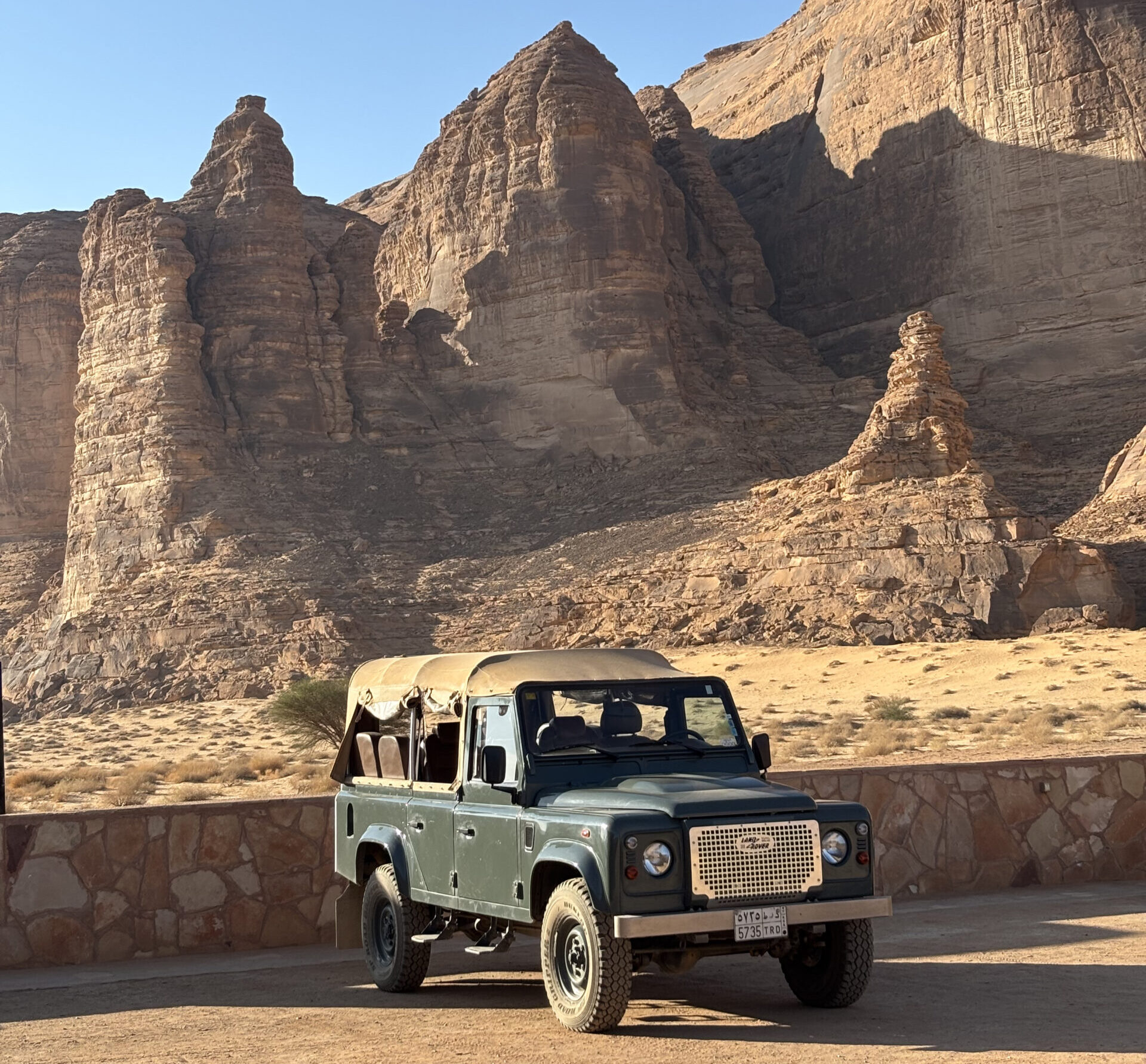 Land Rover sebagai transportasi darat selama 48 jam di Saudi.