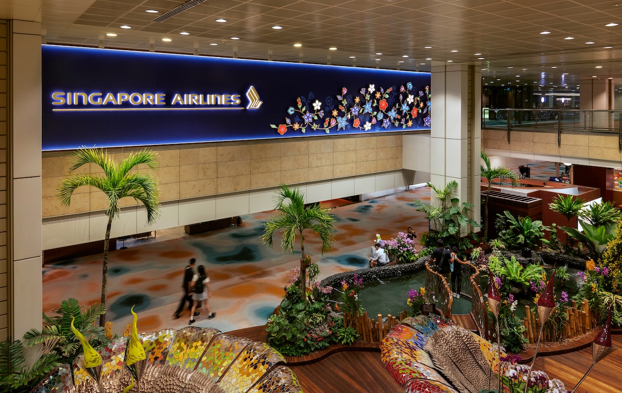 Gerbang utama dari First Class SilverKris Lounge Singapore Airlines.