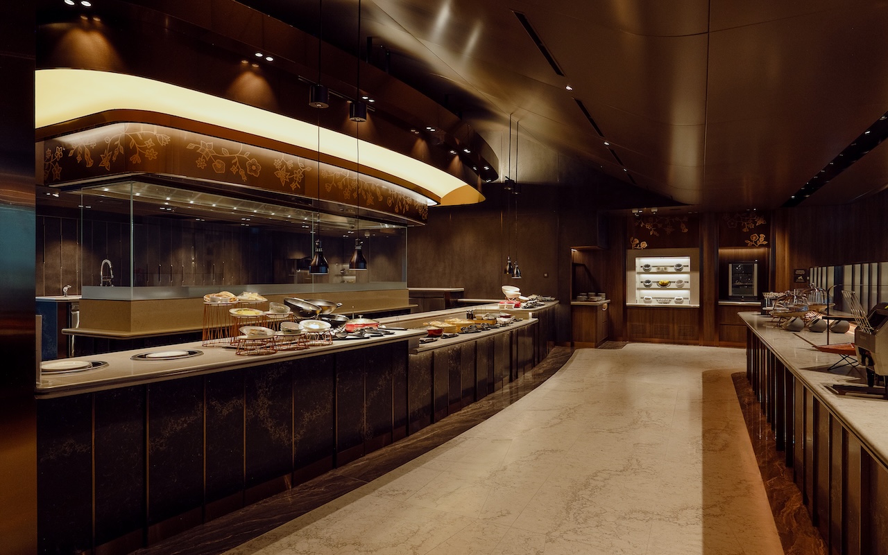 Area buffet dari First Class SilverKris Lounge, Singapore Airlines.