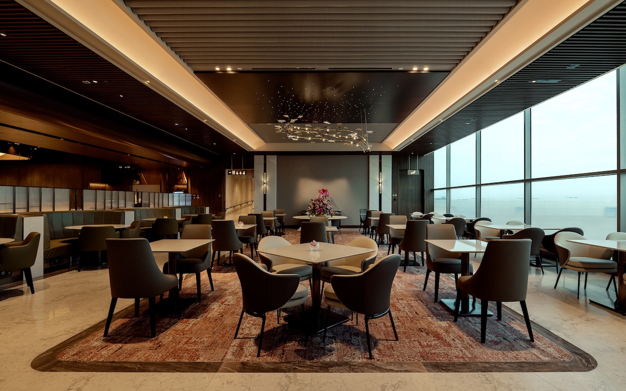 Penampakan area makan dari First Class SilverKris Lounge di terminal 2 Bandara Changi.