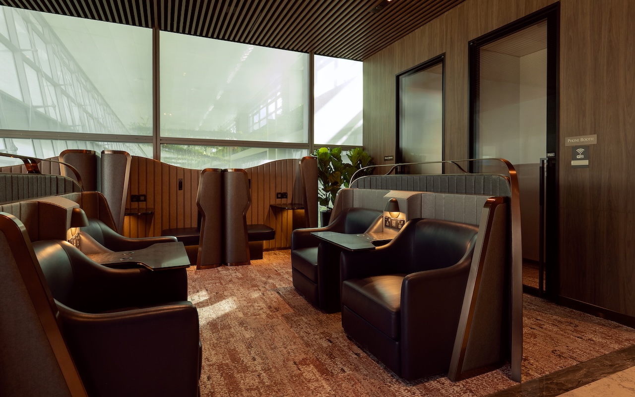 Pods dan Phone Booth yang dapat digunakan pengguna First Class SilverKris Lounge.