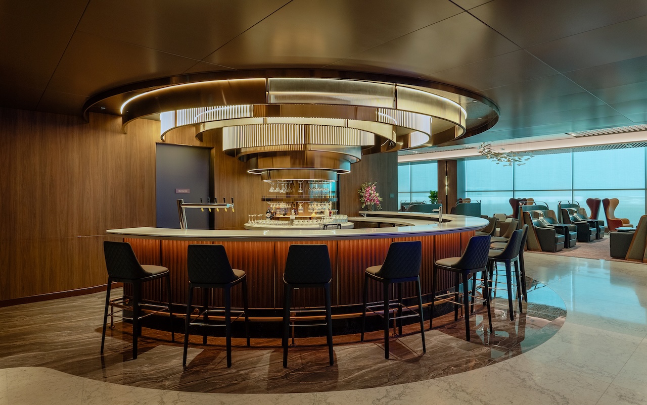 Signature bar yang memanjakan pengguna First Class SilverKris Lounge.