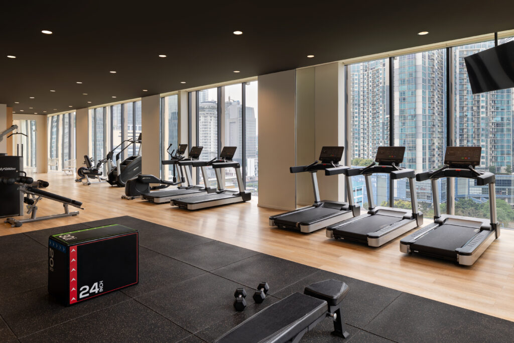 Gym Swissôtel Living Jakarta dengan pemandangan metropolitan.