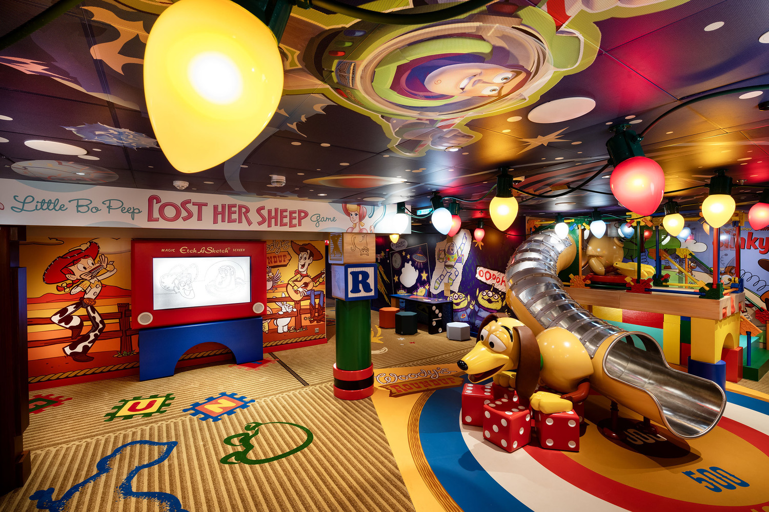 Suasana di dalam Disney’s Oceaneer Club untuk panduan wisata pesiar keluarga.