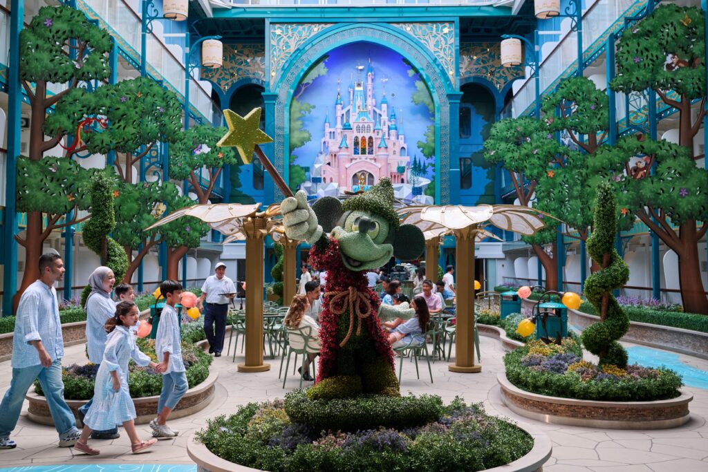 Disney Imagination Garden di dalam Disney Cruise Adventure.