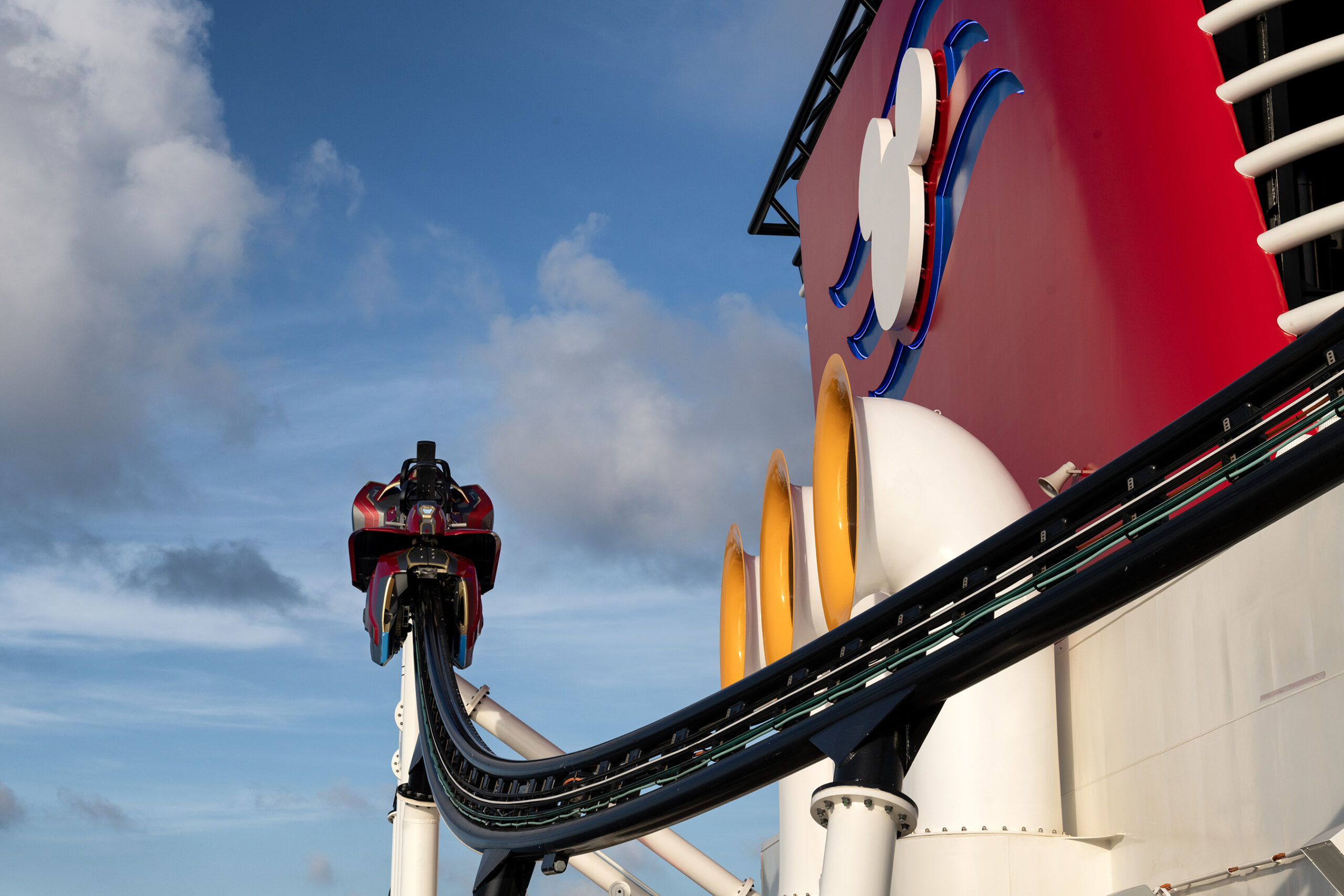 Disney Cruise Adventure memiliki wahana Iron Cycle, roller coaster di kapal sepanjang 250 meter.