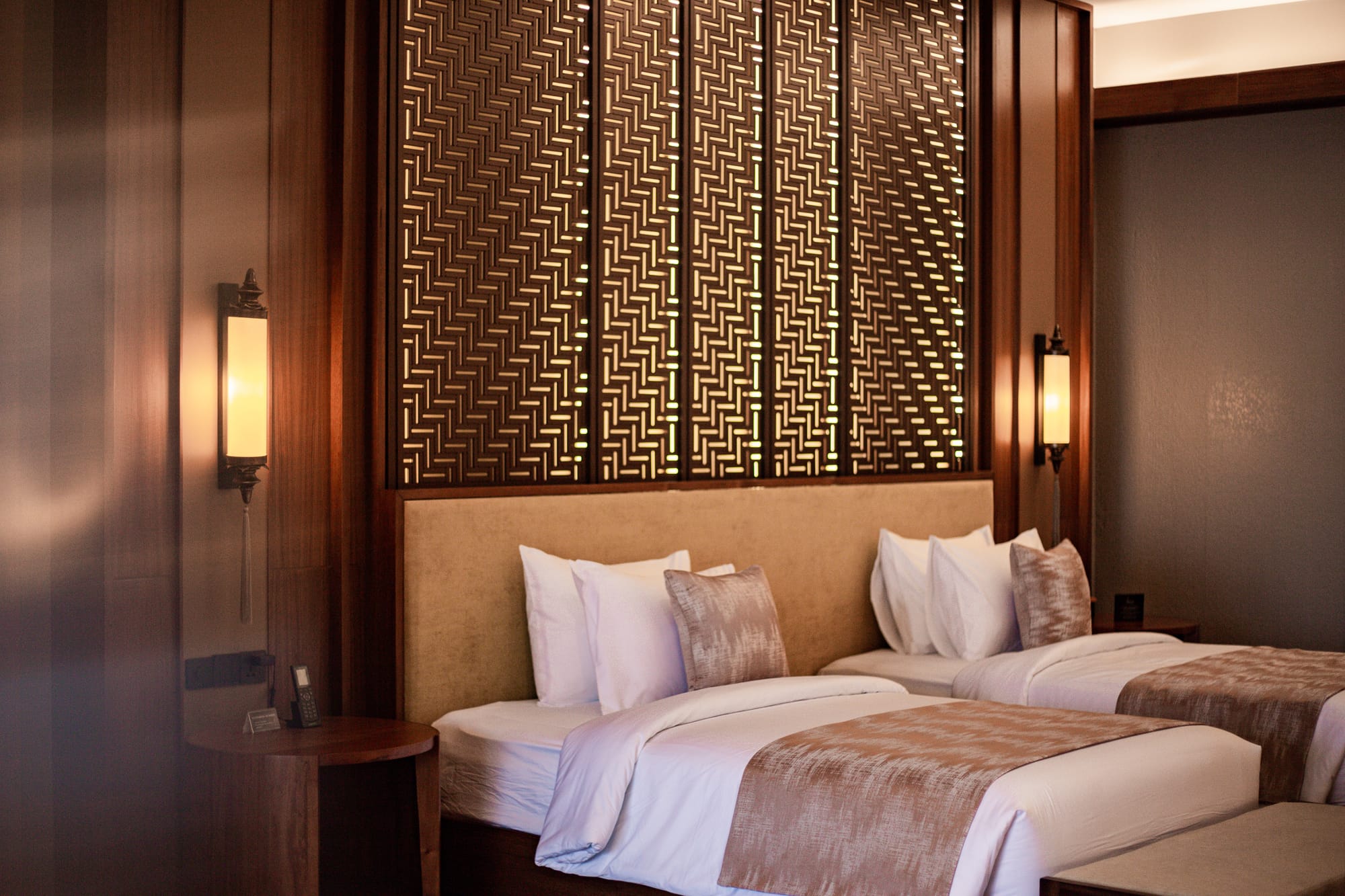Interior hangat dan pencahayaan lembut di dalam kamar Suites Plataran Puncak.