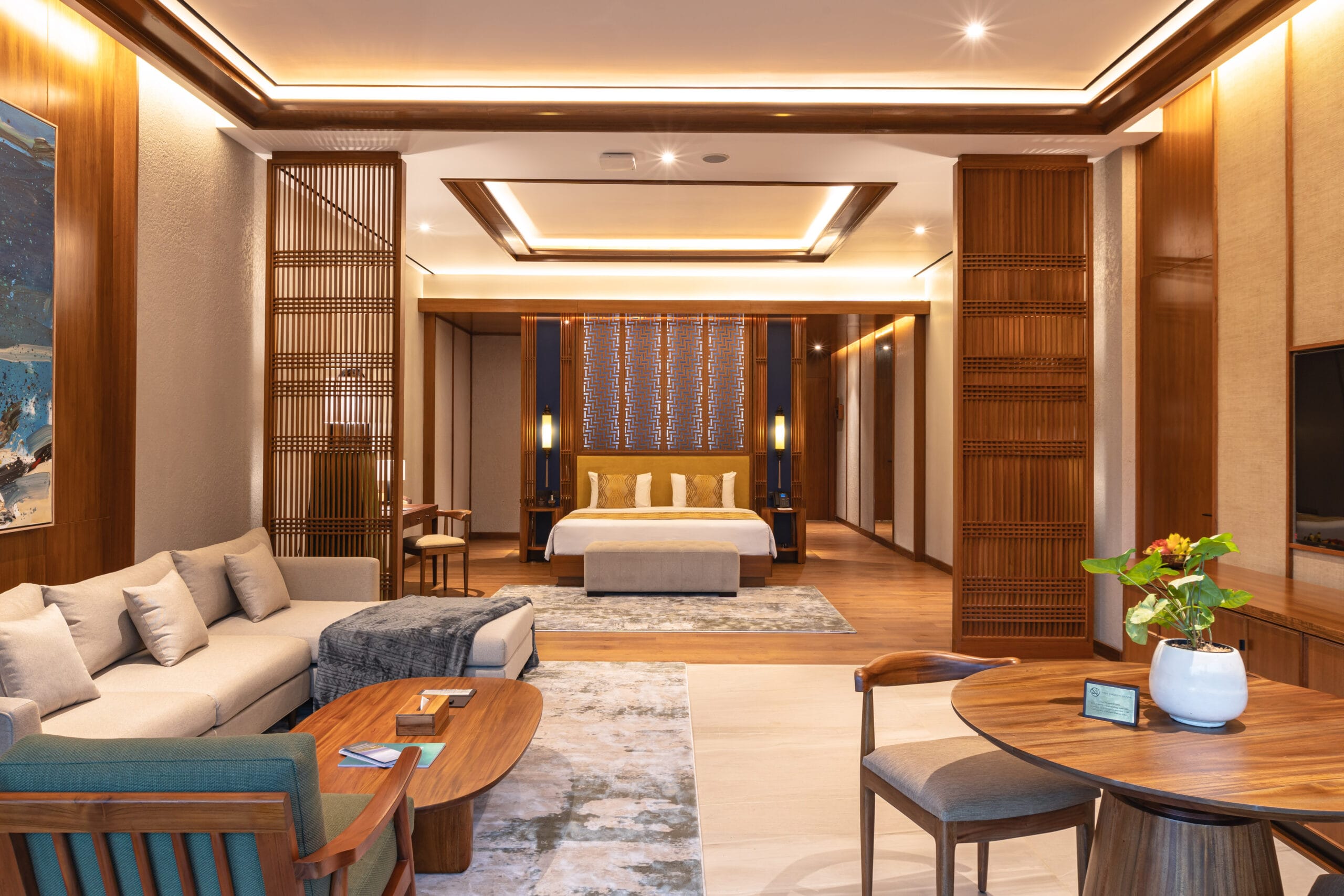 Interior kamar tipe Premier Suite di Plataran Puncak Venue & Dining