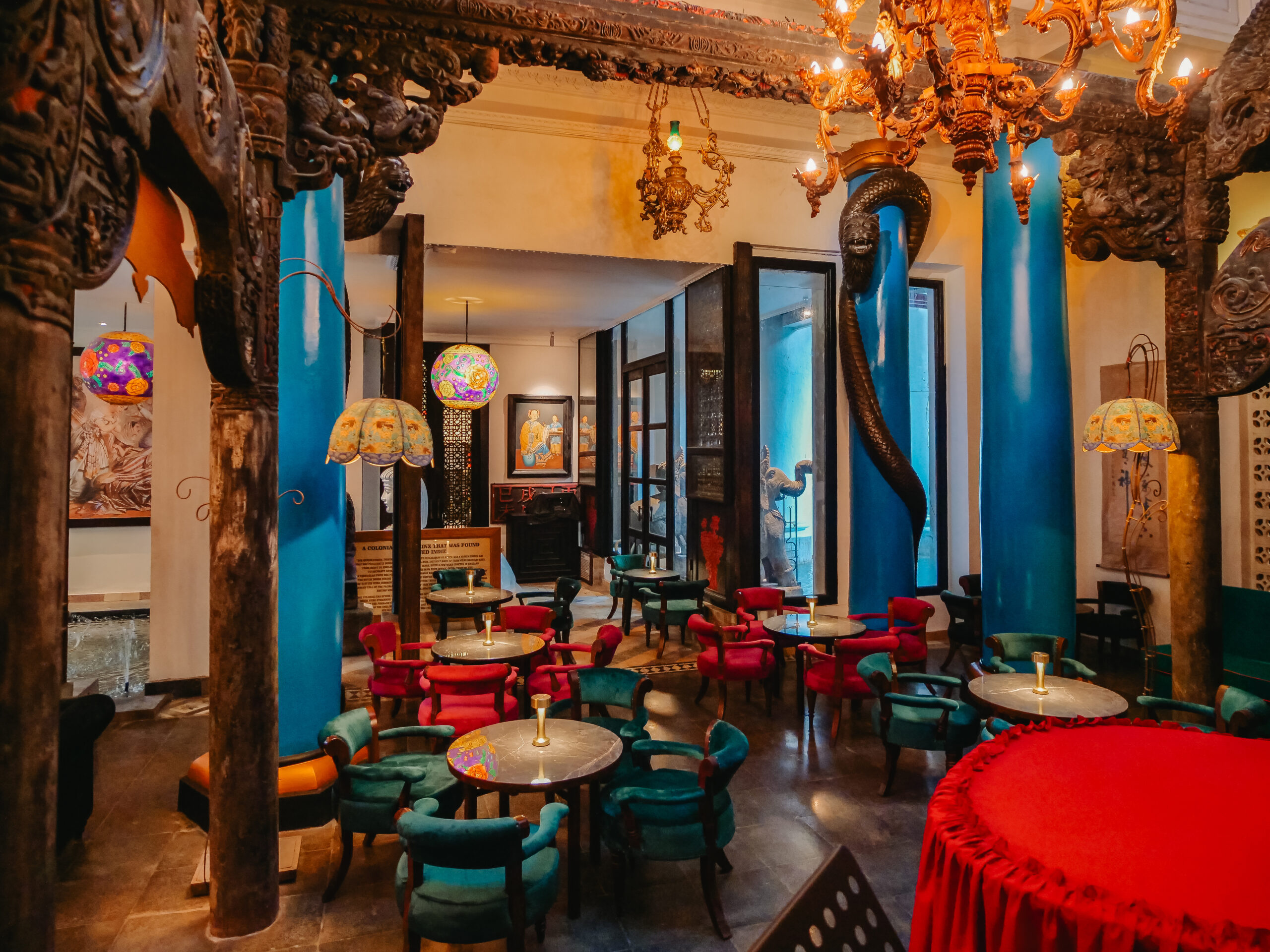 Suasana hangat di dalam bar De Tiger.