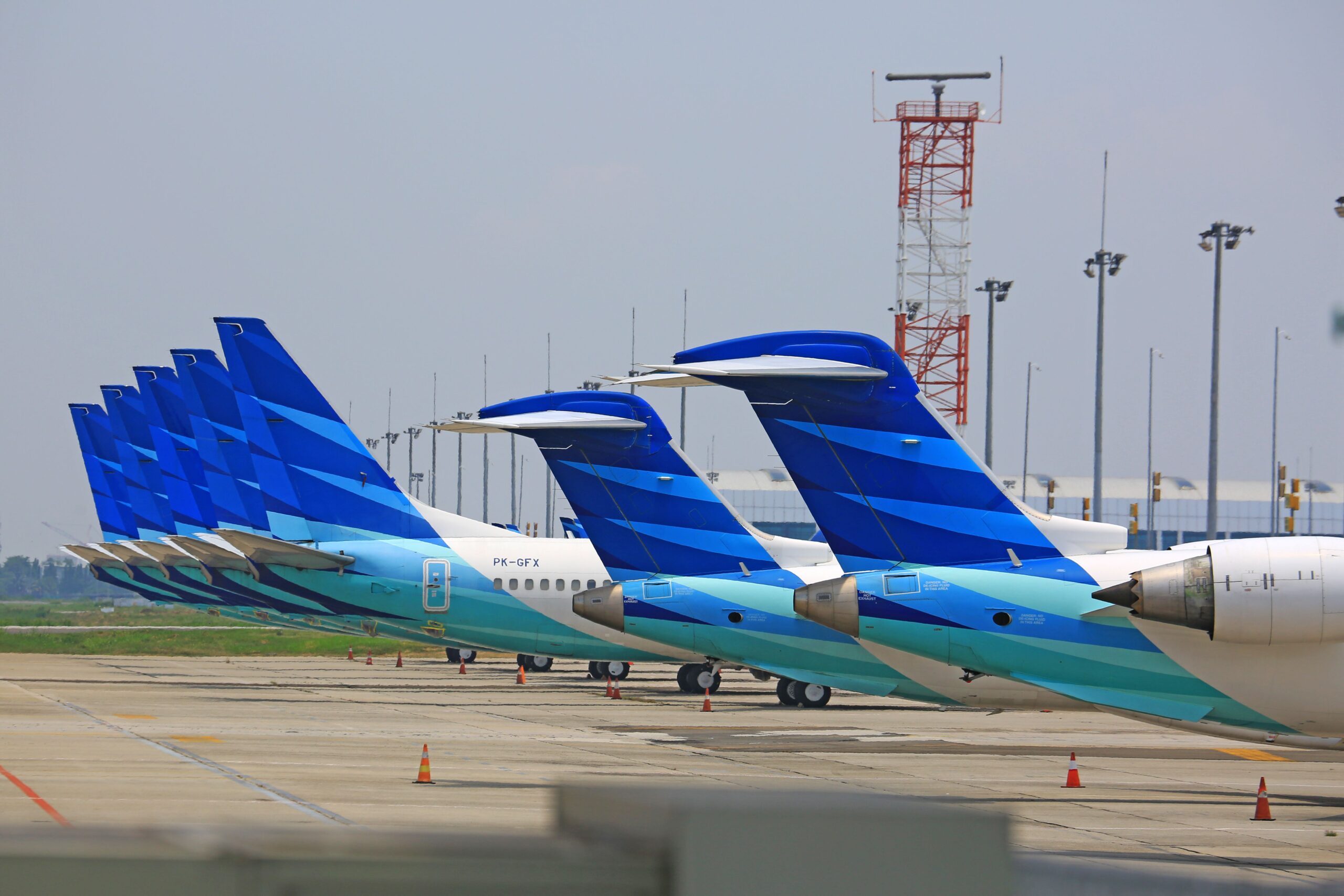 Deretan pesawat Garuda Indonesia terparkir di bandara.