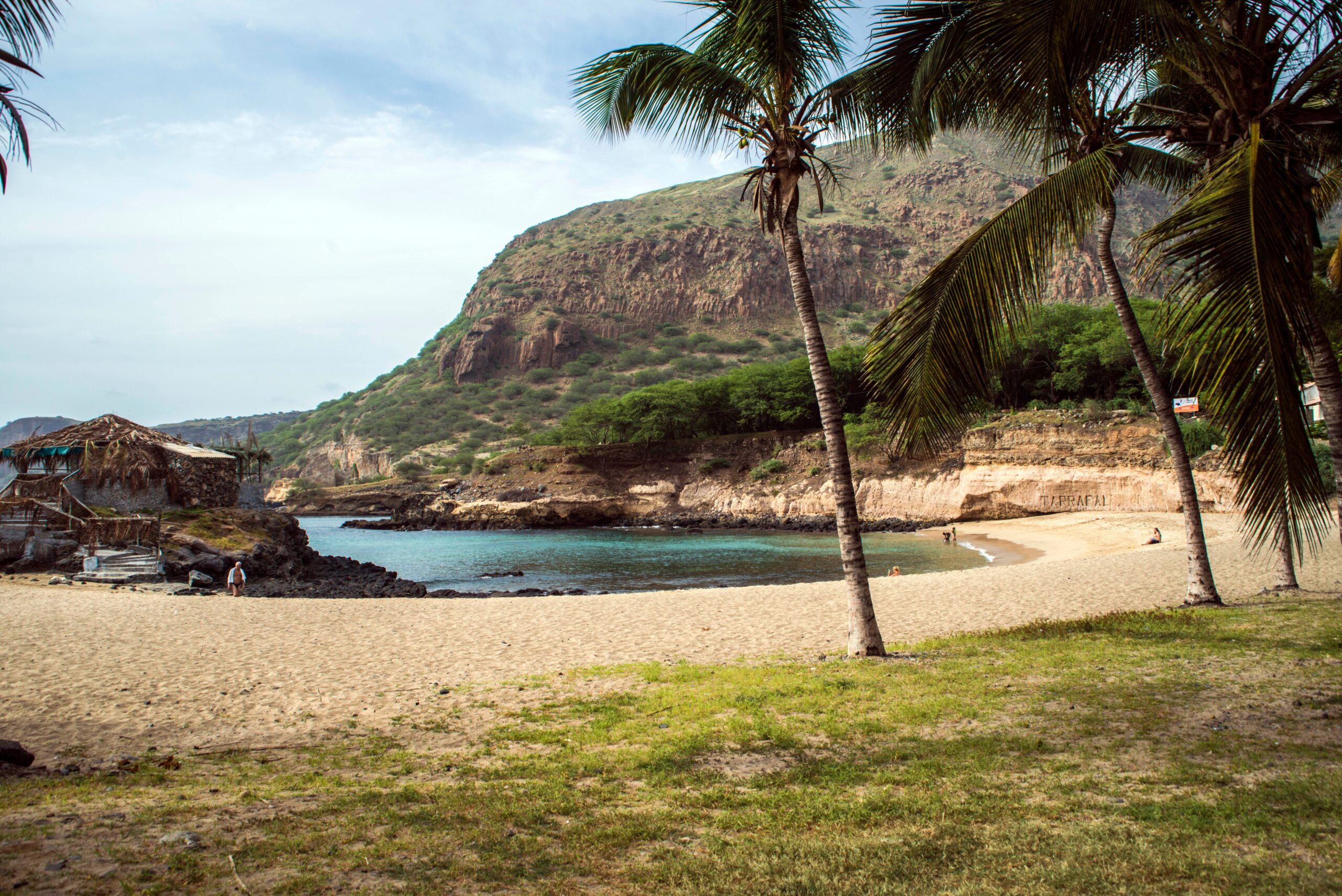 Cape Verde menawarkan pesona alam kepulauan dengan pantai-pantainya yang menawan.