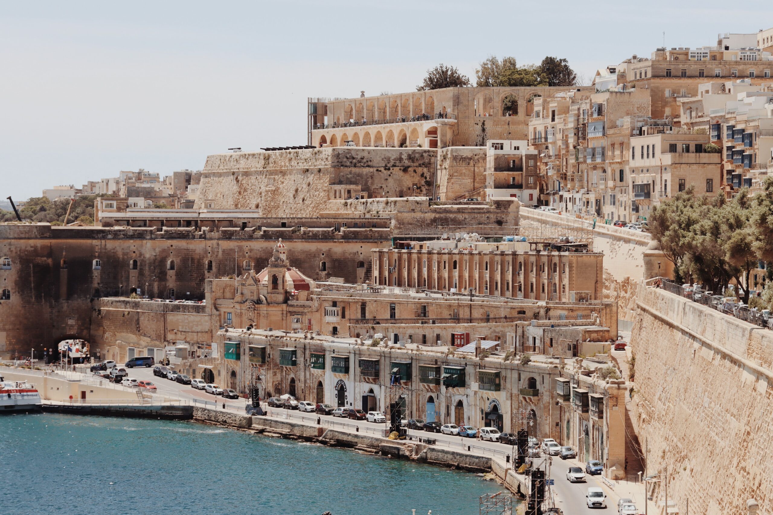 Arsitektur kuno di Valletta, Malta, dari pemandangan tepi laut.