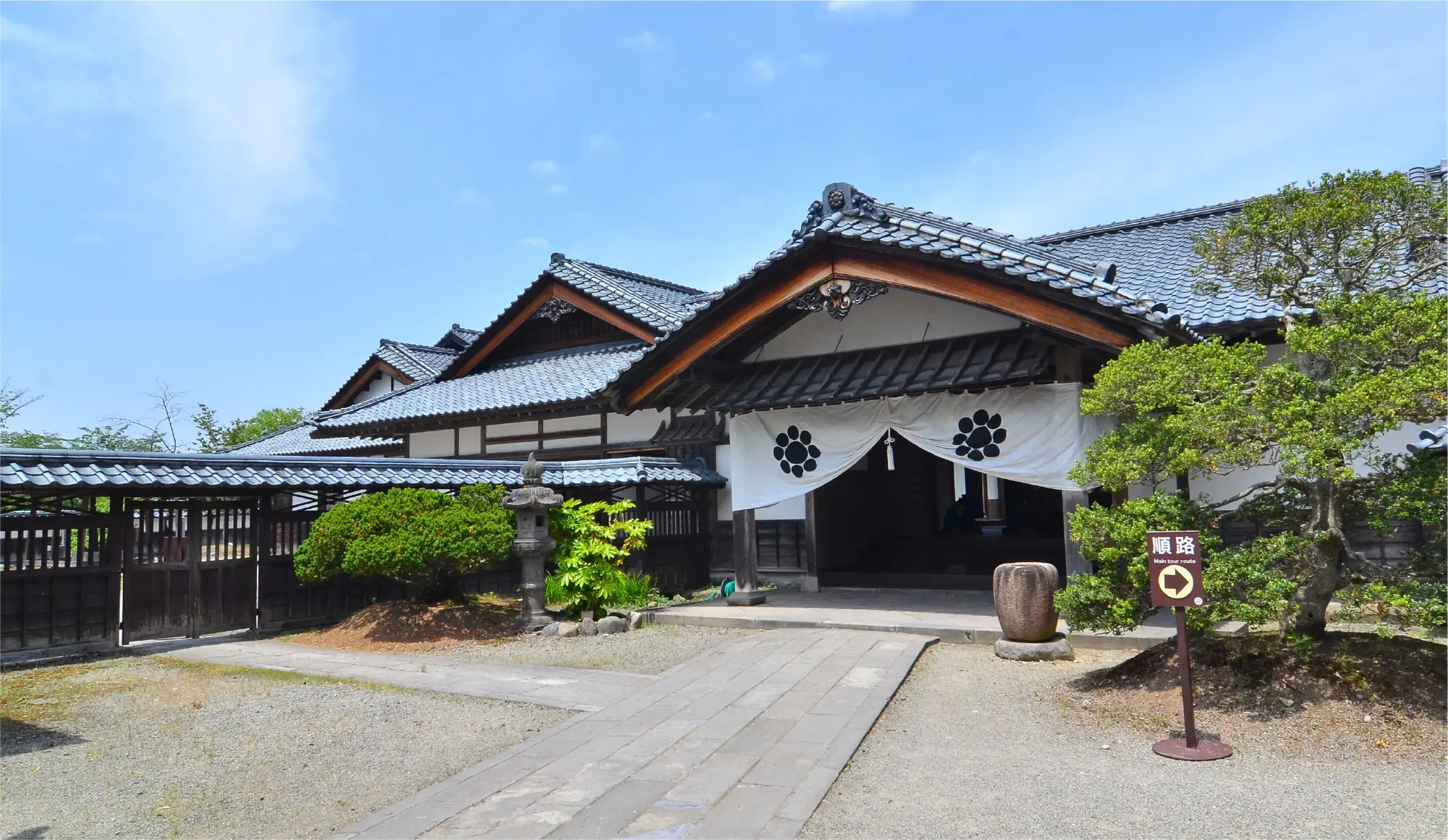 Aizu Bukeyashiki memberikan gambaran mengenai kehidupan keluarga samurai pada zaman Edo.