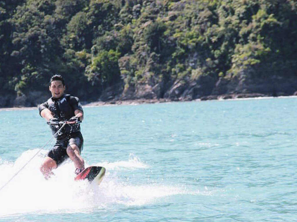 Yoshi Sudarso water skiing ketika liburan.
