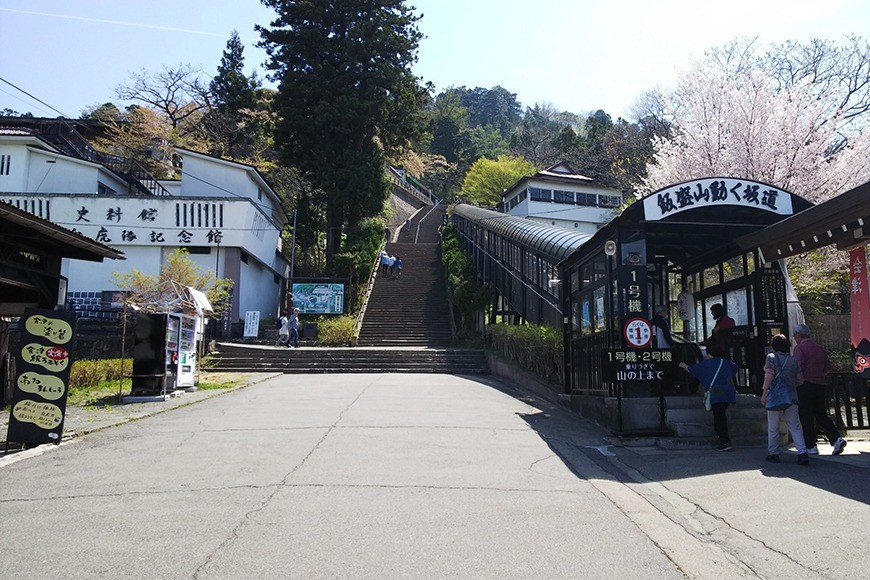 Wisatawan dapat melihat lanskap Aizu dan Tsuruga Castle dari atas bukit iimoriyama.