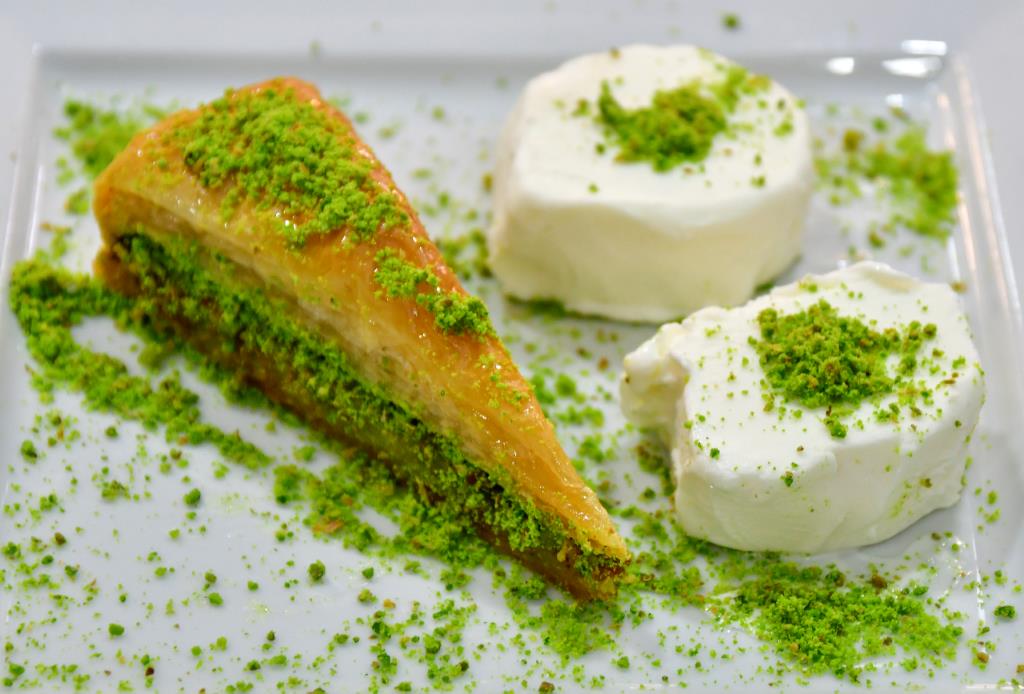 Tampilan es krim Maraş dengan Baklava, salah satu kuliner Turki yang menggugah.