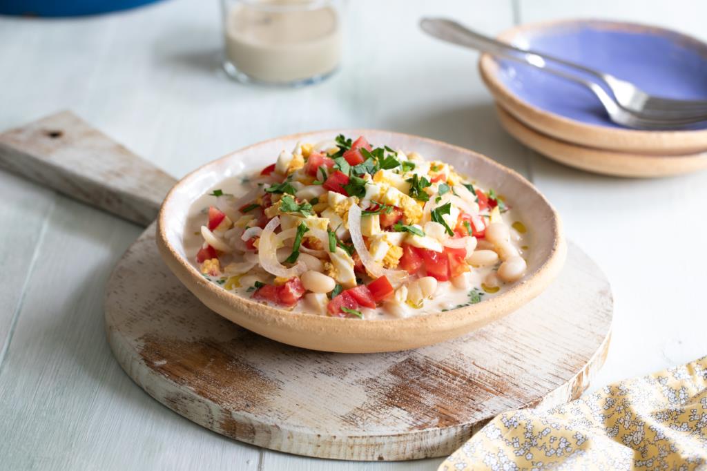Salad kacang yang dikenal dengan nama Piyaz dengan Tahini, kuliner Turki yang unik.
