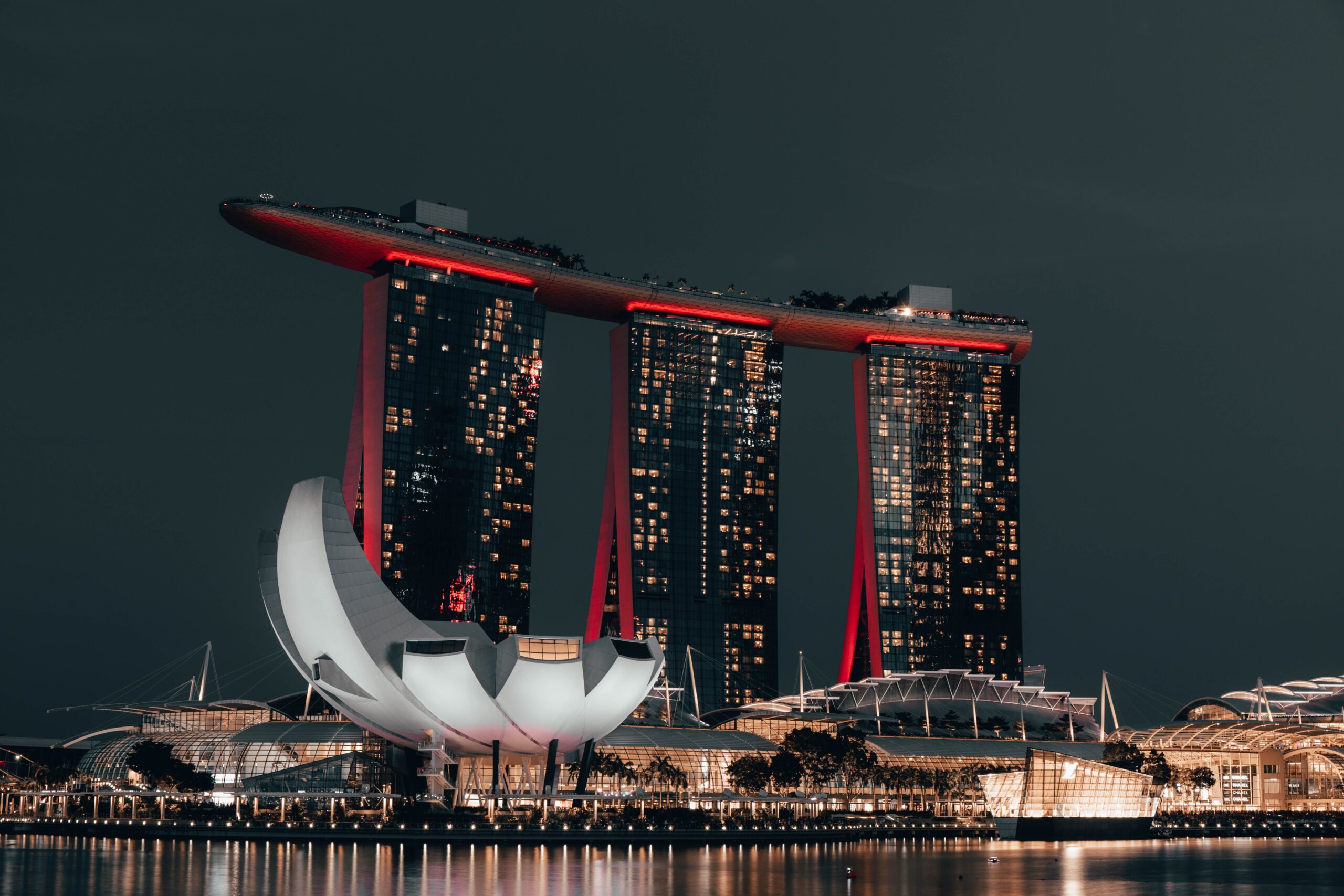 Di Singapura, QRIS dapat digunakan di merchant yang terhubung dengan sistem NETS QR atau SGQR.