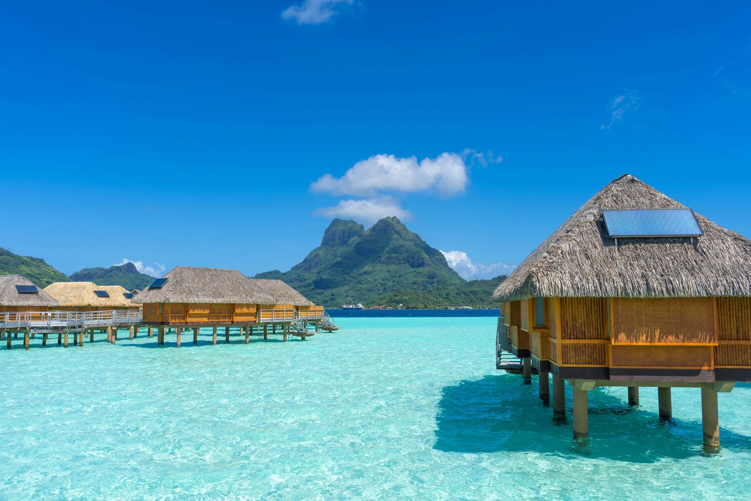 Resort di atas laut yang cerah di daerah Bora-Bora.