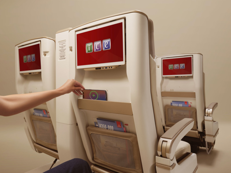 Fasilitas pengisian daya nirkabel yang untuk pertama kalinya diperkenalkan di kabin Premium Economy Emirates.