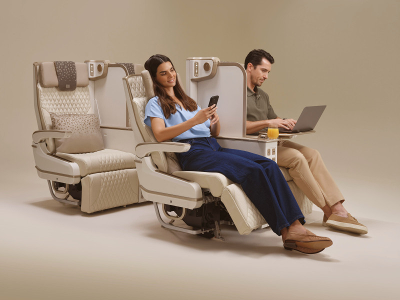 Kursi Premium Economy terbaru Emirates memiliki sekat privasi di antara setiap kursi yang dapat dinaikkan atau diturunkan dengan menekan tombol.
