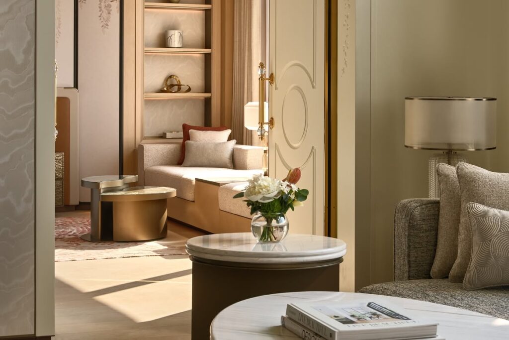 Interior Presidential Suite The St. Regis Singapore dengan nuansa botani.