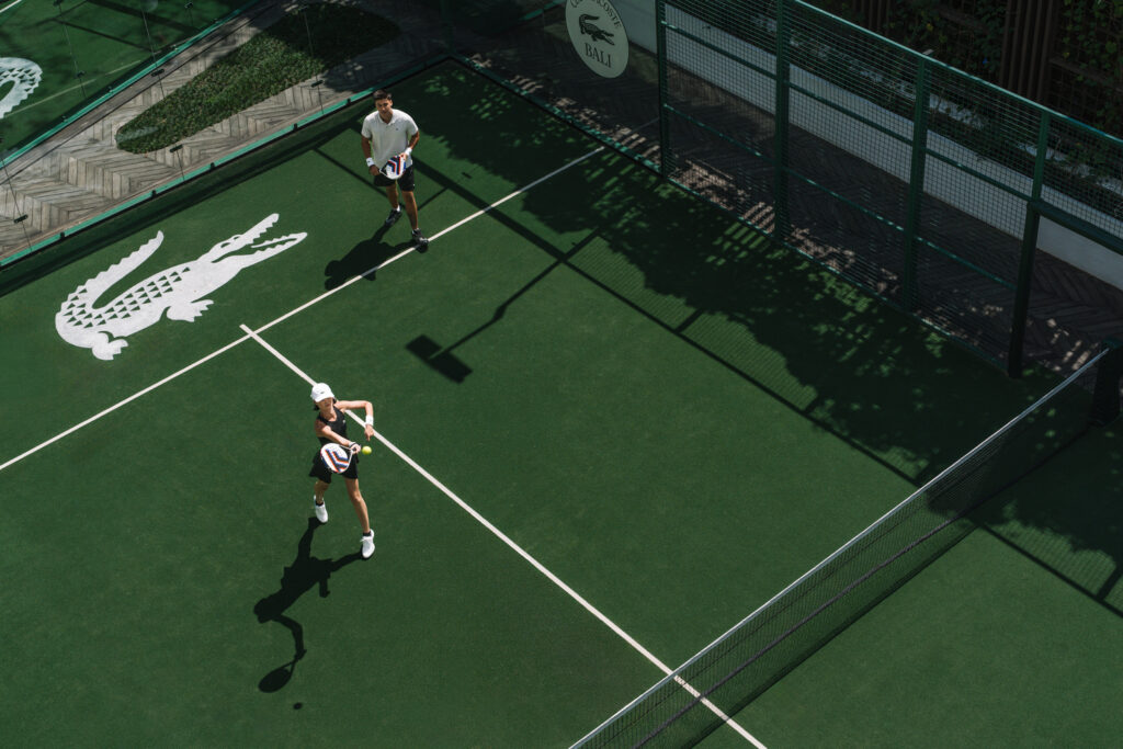 Ilustrasi pengunjung bermain padel di Club Lacoste di W Bali - Seminyak.