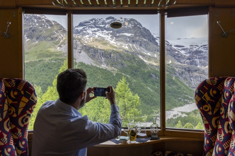 Interior gerbong Bernina Express Pullman Class bergaya 1930-an.