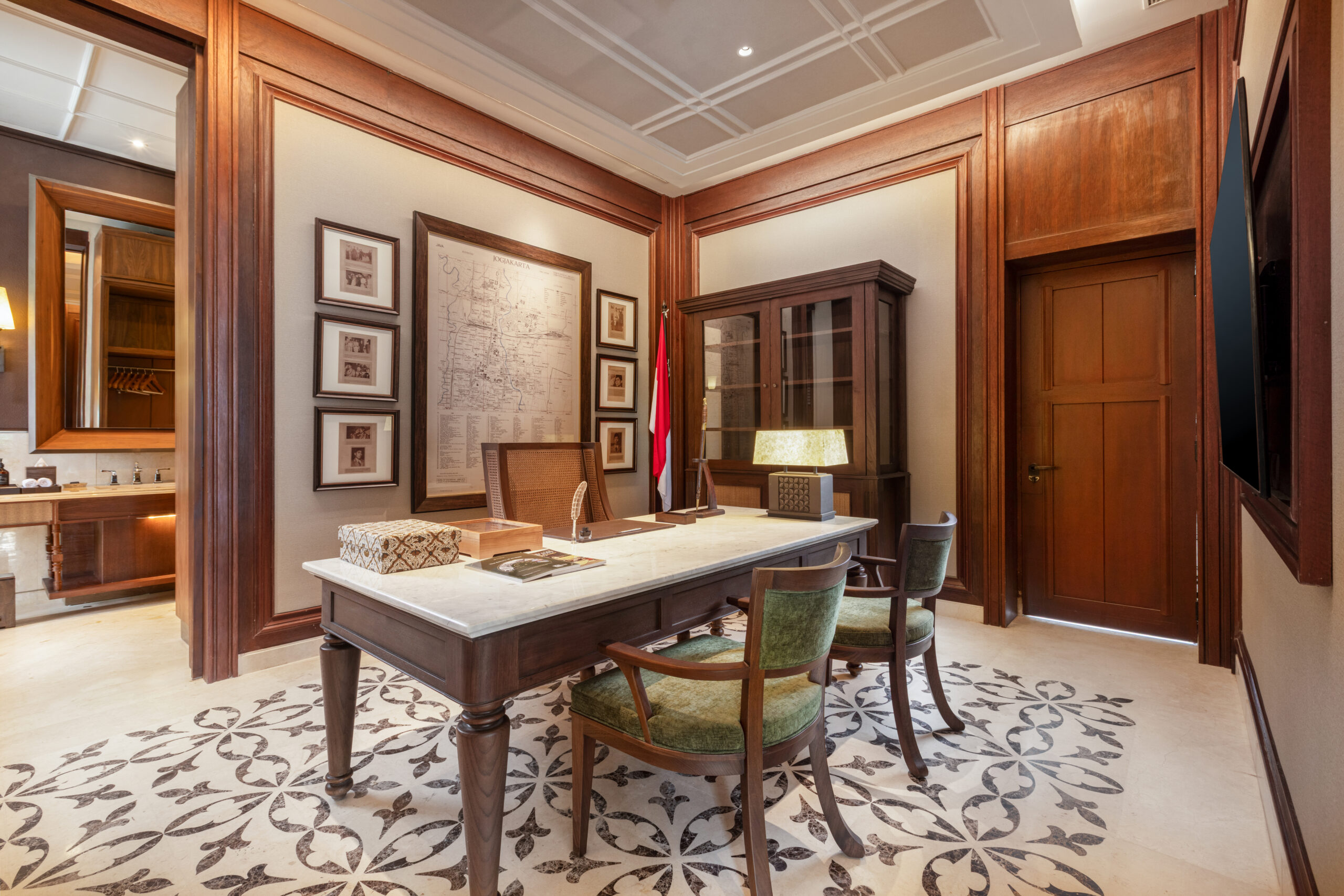 Grand Hotel De Djokja menghadirkan Soedirman Suite dengan meja ikonik Raden Soedirman.