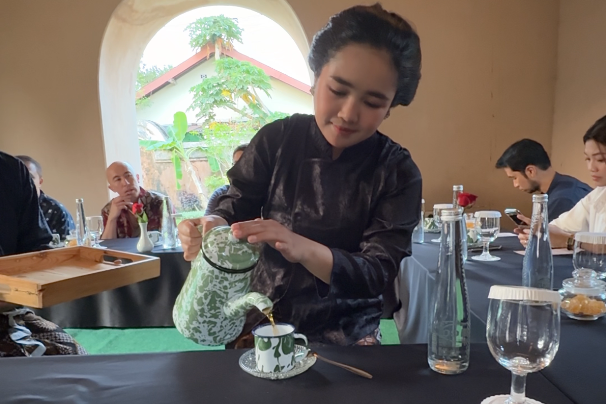 Tradisi penyajian teh patehan ala Keraton Yogyakarta.