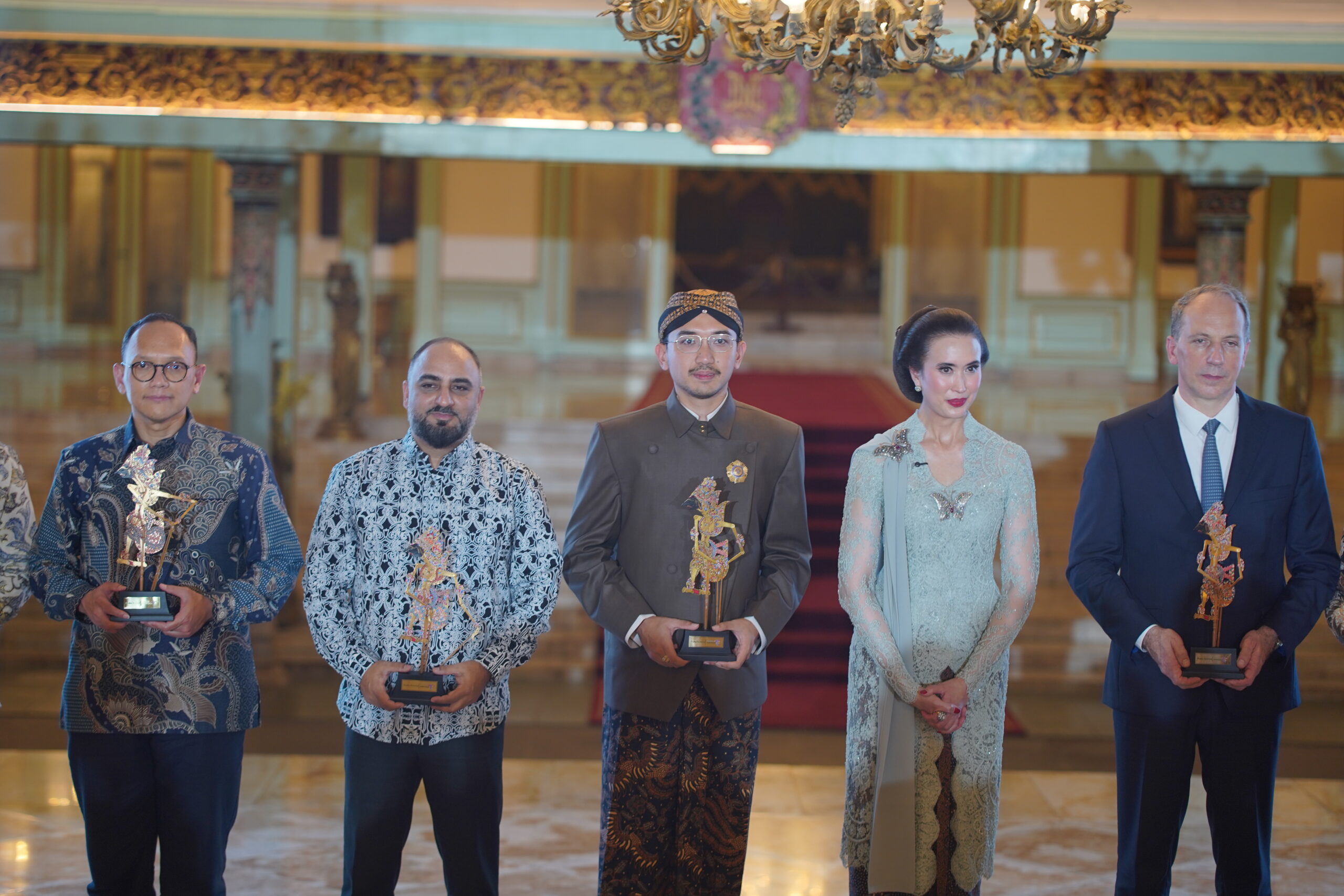 Gusti Bhre dan Menteri Pariwisata Widiyanti Putri Wardhana pada pembukaan WIG 2026.