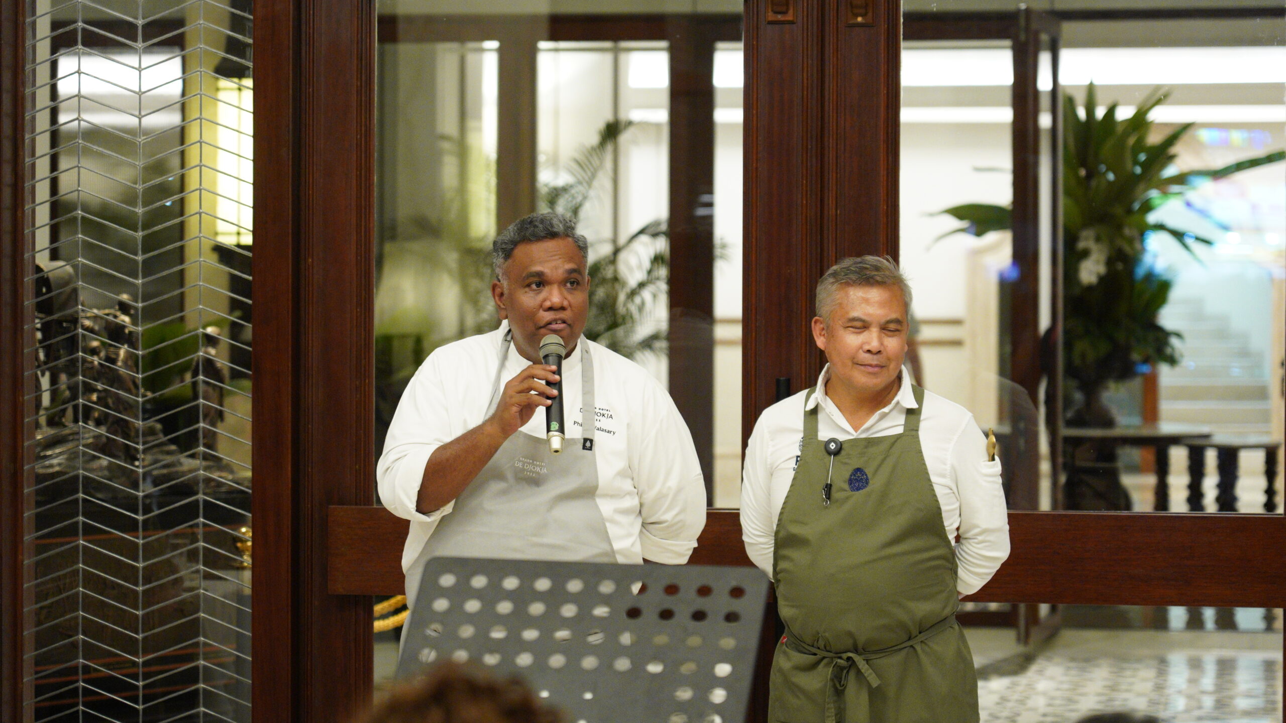 Chef Philip Walasary dan Chef Agus Hermawan dalam kolaborasi ROSO Yogyakarta.