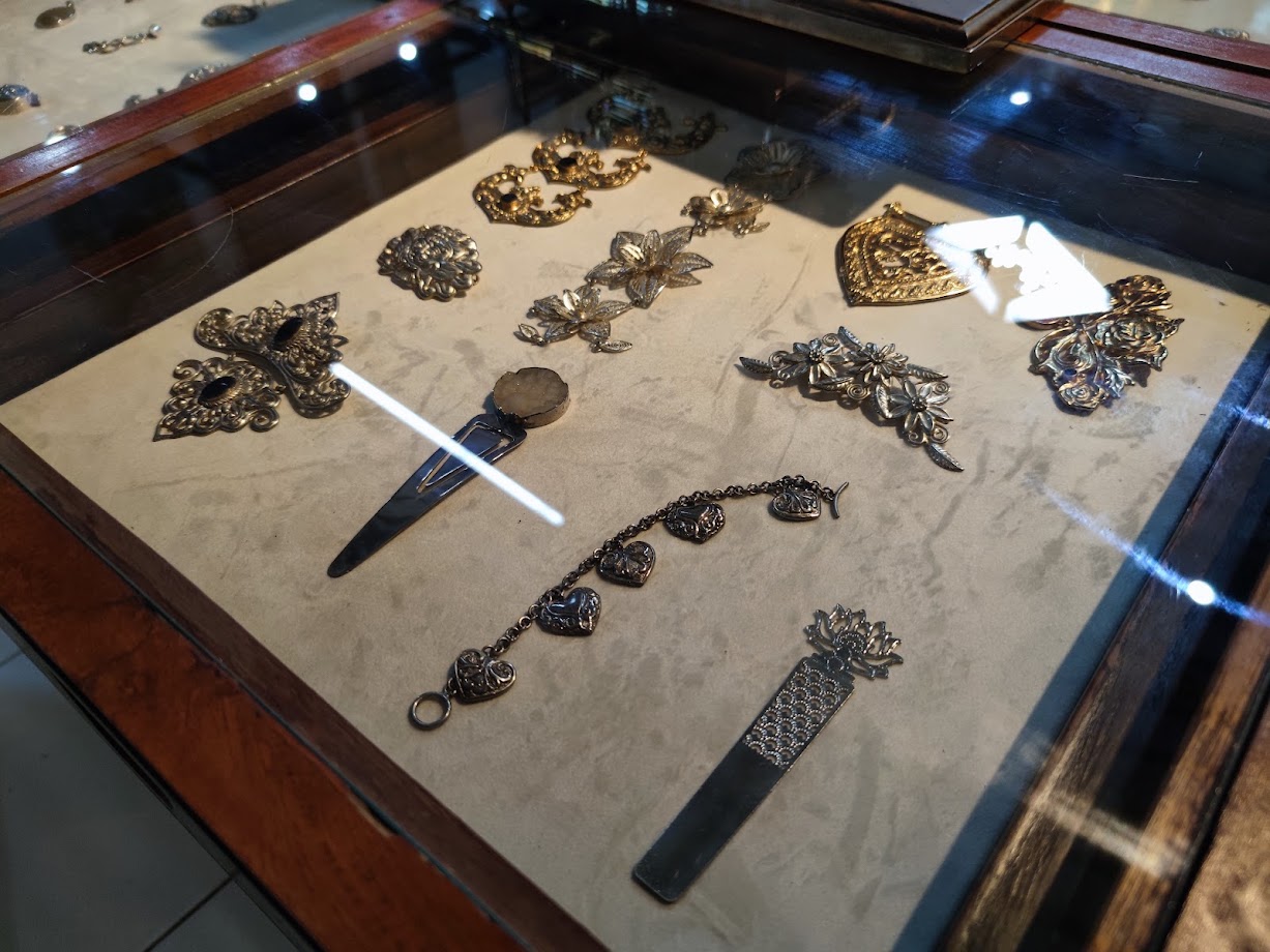 Beberapa karya perak di Salim Silver. 