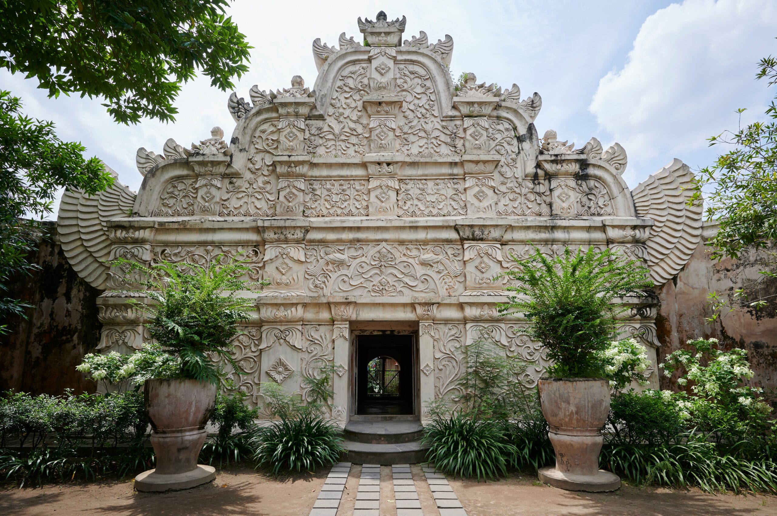Gerbang batu di Taman Sari Water Castle.