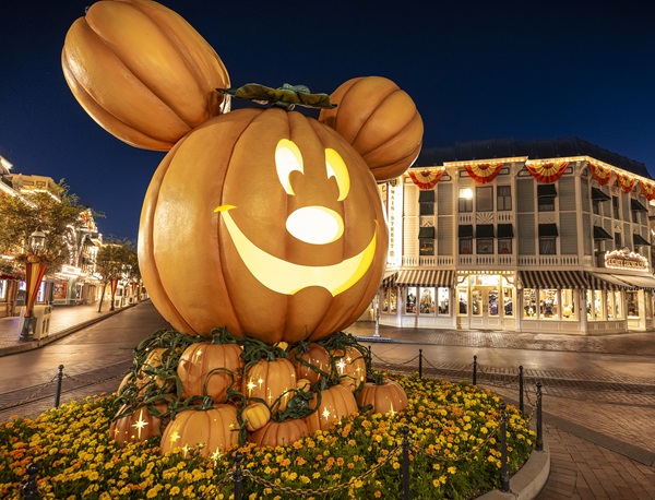 Dekorasi labu dan karakter Disney dalam perayaan Disney Halloween Festival 2026.