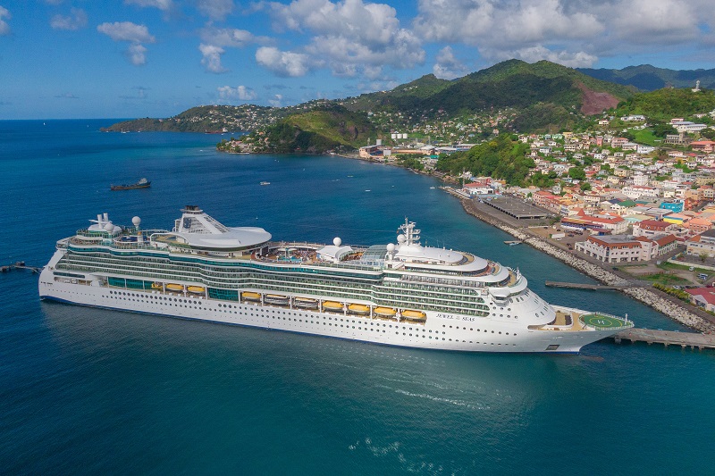 Kapal Jewel of the Seas dengan kota Granada di latar belakang.