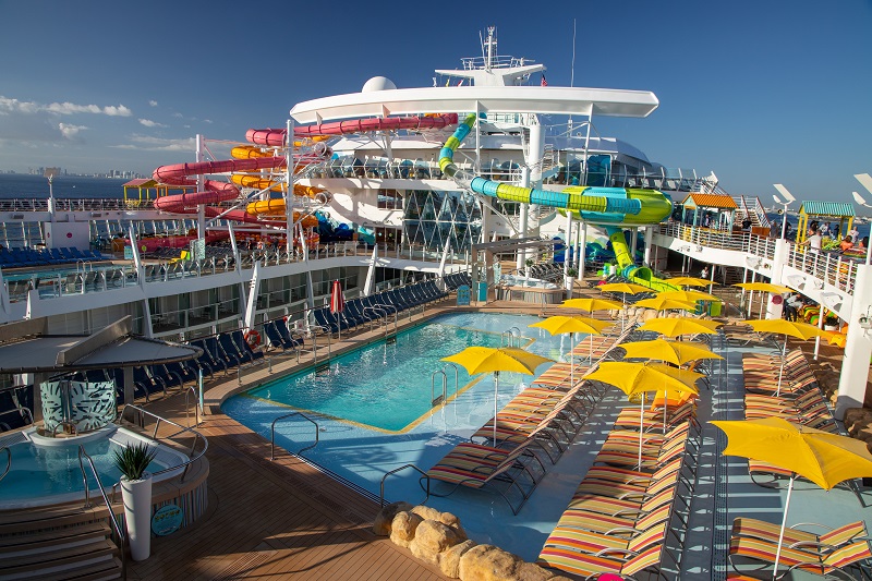 Suasana Oasis of the Seas di dalam kapal Legend of the Seas.