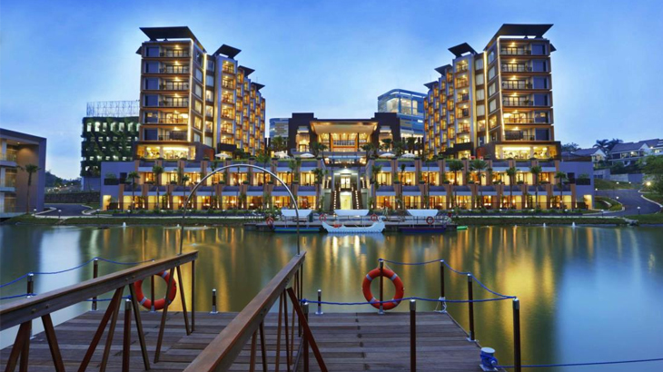 Hotel ini dilengkapi dengan sebuah danau buatan.