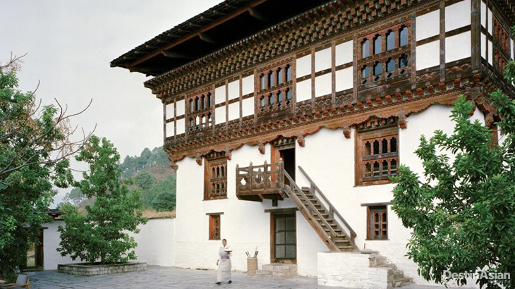 Rumah petani sepuh yang kini menampung ruang makan, perpustakaan, dan area meditasi di Amankora Punakha.