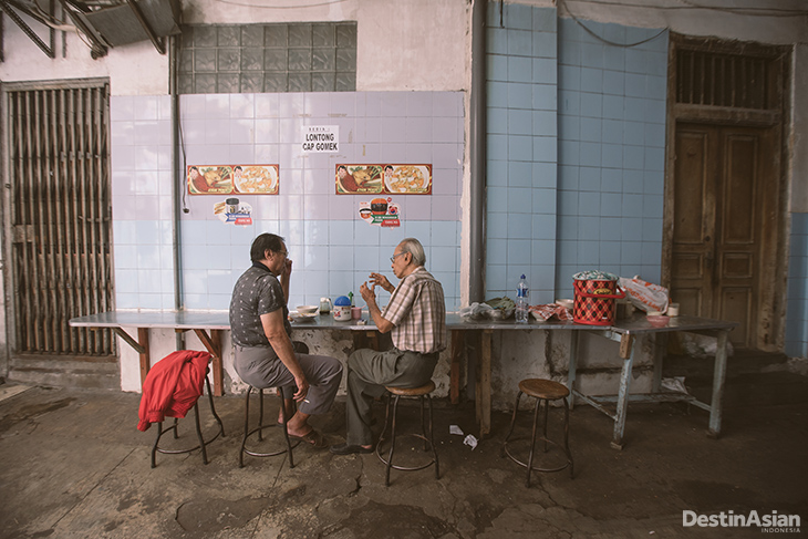 Menikmati makan siang sop buntut di Depot Ganefo.